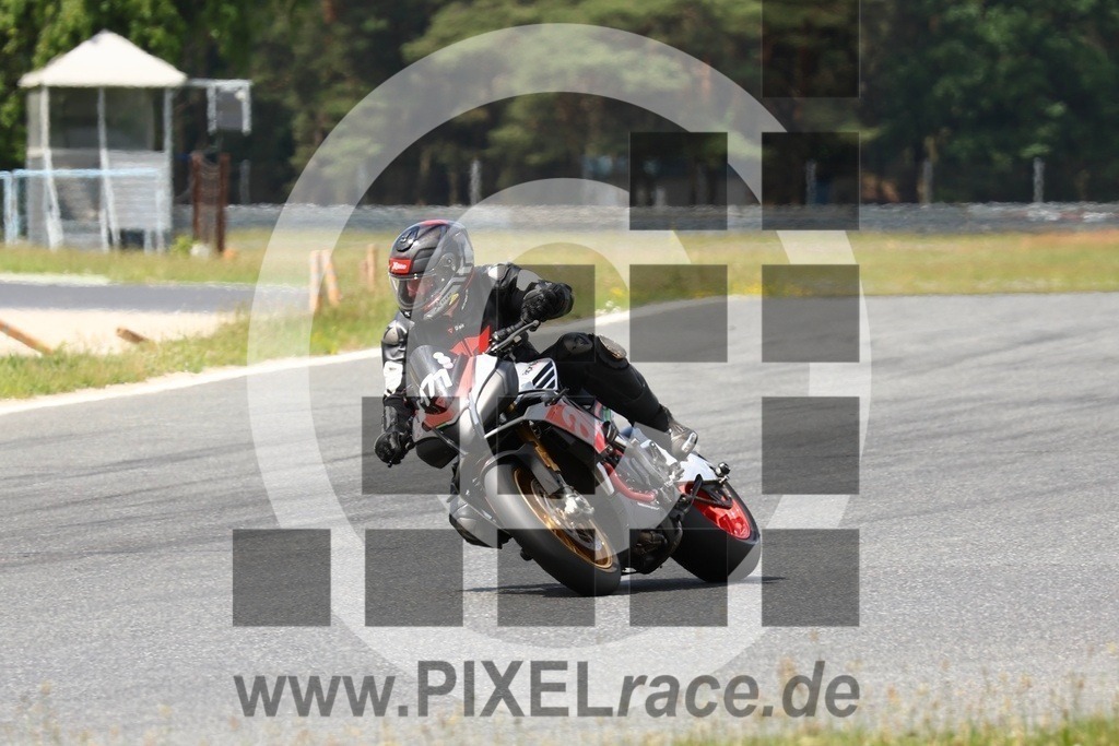 1171-20240604_35734 | Schöne Erinnerungen an spannende Momente - das festzuhalten ist unser Job. PIXELrace.de ist seit 2003 auf den Rennstrecken Europas unterwegs um die Action draußen beim Fahren und die wunderbare Stimmung imm Fahrerlager für euch einzufangen.