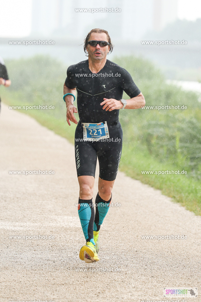LUR_1323 | 34. M-net Erlanger Triathlon 2025 #erlangertriathlon  #mnettriathlon2025 #mnettriathlon #team #olympischedistanz #mitteldistanz #triathlon #maindonaukanal  #erlangertriathlon2025 #yourpictrs #tv1848 #tv1848erlangen  #triathlonbayern #sportinerlangen #demsportverbunden #sportshot_your_pictrs Copyright: www.sportshot.de