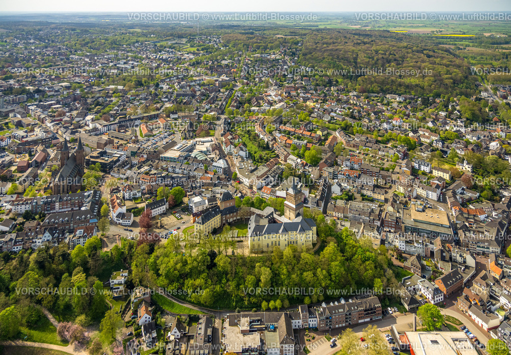 Kleve240402660-2 | Luftbild, Übersicht über die malerische Altstadt Kleve mit der Sehenswürdigkeit Schwanenburg sowie Landgericht und Amtsgericht, Schloßberg, Innenstadt mit Neue Mitte Einkaufszentrum und Fußgängerzone Große Straße, links die kath. Kirche Stiftskirche St. Mariae Himmelfahrt, hinten der Klever Wald, Kleve, Niederrhein, Nordrhein-Westfalen, Deutschland