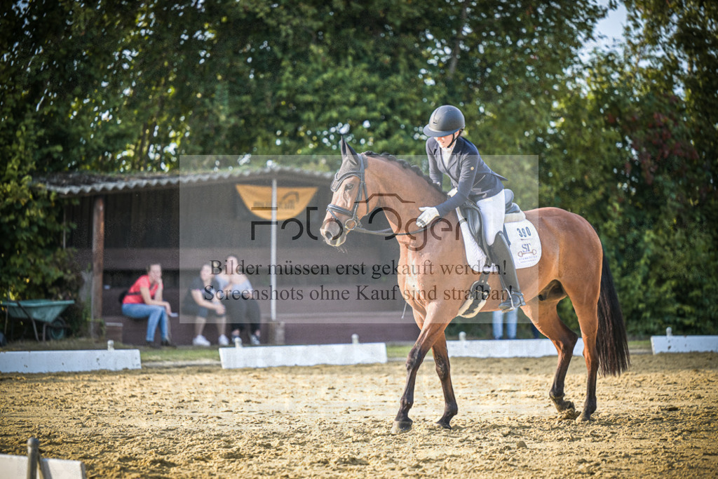 DOS_2045 | Entdecke hochwertige Reitturnierfotos von Foto Oger. Professionell, emotional und authentisch – jetzt Lieblingsmomente im Shop bestellen.Deutschlandweite Turnierfotografie. - Realisiert mit Pictrs.com