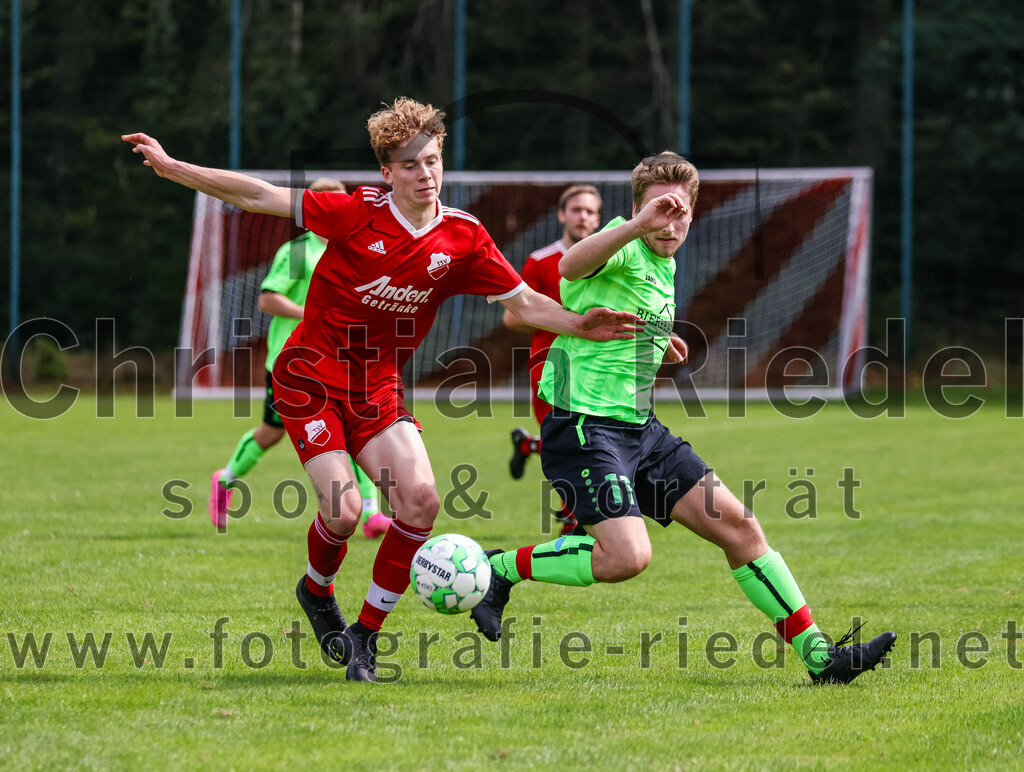 2023-09-03_021_TSV_Oberpframmern_II_gegen_TSV_Hohenbrunn_II | Oberpframmern, Deutschland, 03.09.2023:
Fußball, B-Klasse 2023 / 2024, 3. Spieltag, TSV Oberpframmern II gegen TSV Hohenbrunn II, Endergebnis: 0:2

Hannes Rothfuß (TSV Oberpframmern, #8), Philip Hoffmann (TSV Hohenbrunn, #11)

Foto: Christian Riedel / fotografie-riedel.net