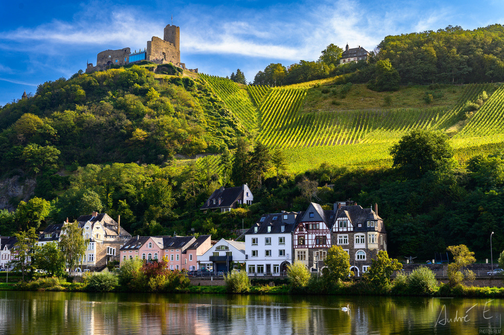 Burg Landshut vom Nikolausufer aus | Online Foto-Shop von André Engelhardt, Filmemacher und Fotograf. Fine Art Prints, Kunstdrucke, Fotogeschenke, Souvenirs von Mosel, Rhein und mehr. 