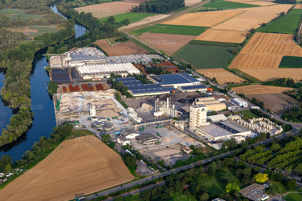 Luftbild: Industriegebiet am Lampertheimer Altrhein mit Knauf Gips KG und Riva Stahl GmbH Werk Lampertheim in Lampertheim im Bundesland Hessen in Deutschland.Foto: IMG_142751.jpg vom 19.07.2024 durch Werner Riehm/FLY-FOTO.deKnauf Gips | KnaufWWW.RIVASTAHL.COM