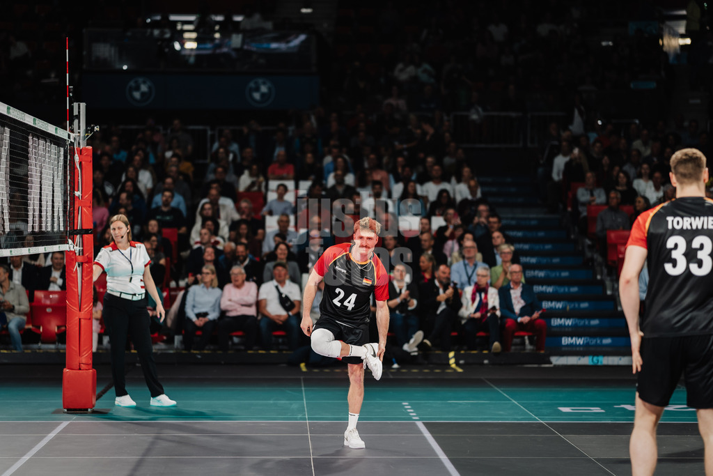 Volleyball | Männer | Testspiel | Deutschland vs. Italien | 26.05.2025 | Eric Burggräf (#24, Deutschland) macht sich die Schuhe sauber
