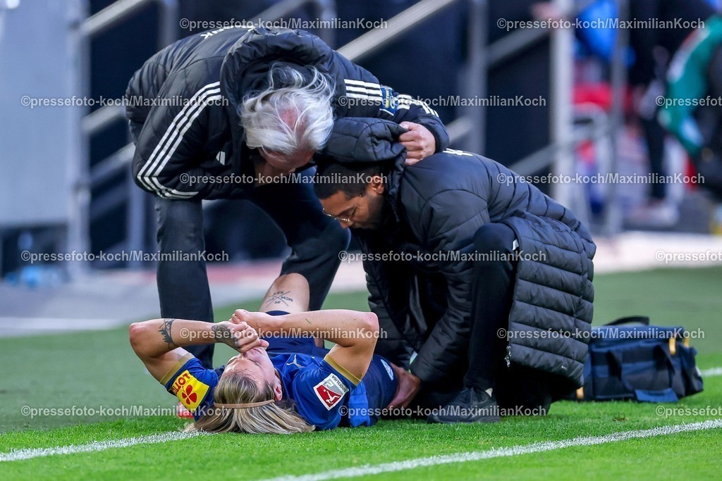 F9510042601012 | 10.04.2026, Fußball, Fortuna Düsseldorf - Holstein Kiel, 2. Fußball Bundesliga, Herren, Merkur Spiel-Arena, 29. Spieltag, Saison 2025 2026: John Tolkin&nbsp; (Holstein Kiel #47) liegt mit Schmerzen verletzt auf dem Spielfeld und muss ausgewechselt werden  DFB regulations prohibit any use of photographs as image sequences and or quasi-video.