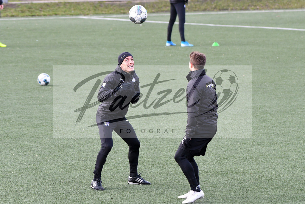 20200131_TRAOSN_0072 | Fußball, Herren: Bashkim Ajdini (VfL Osnabrueck) in Aktion, am Ball, Einzelaktion waehrend der Trainingseinheit des VfL Osnabrueck im Sportpark Illoshoehe am 31.01.2020 in Osnabrueck, Deutschland. - Realisiert mit Pictrs.com
