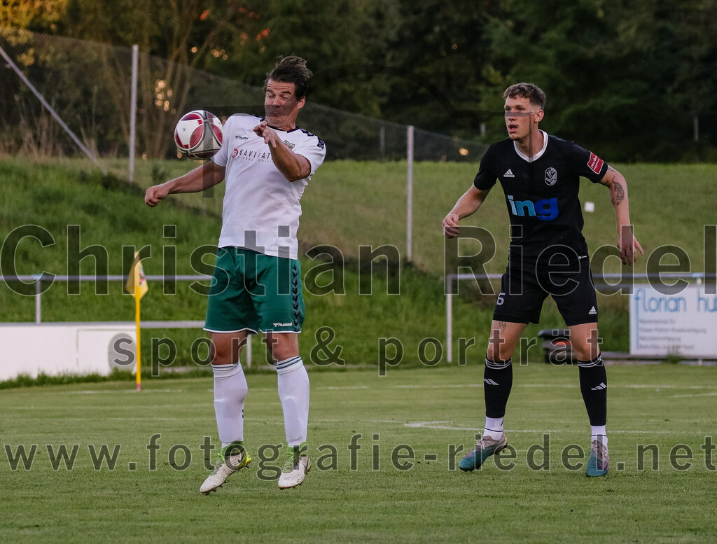 2023-08-18_078_FC_Schwaig_gegen_TSV_Kastl | Oberding, Deutschland, 18.08.2023:
Fußball, Landesliga Südost 2023 / 2024, 7. Spieltag, FC Schwaig gegen TSV Kastl, Endergebnis: 2:2

Benjamin Held (FC Schwaig, #17), Pascal Linhart (TSV Kastl, #16)

Foto: Christian Riedel / fotografie-riedel.net