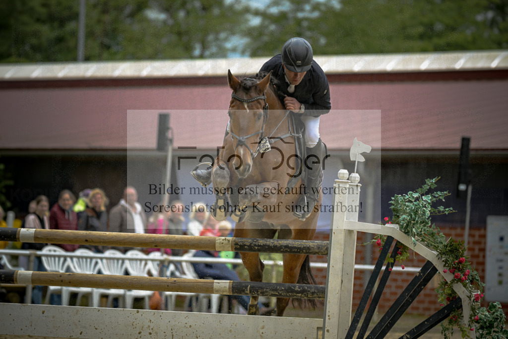 20240505-DOS_1071 | Entdecke hochwertige Reitturnierfotos von Foto Oger. Professionell, emotional und authentisch – jetzt Lieblingsmomente im Shop bestellen.Deutschlandweite Turnierfotografie. - Realisiert mit Pictrs.com