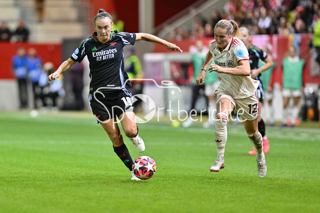 FC Bayern München Frauen - Arsenal London Frauen | im Duell Caitlin FOORD (Arsenal London #19) und Sydney LOHMANN (FCB #12) / zweikampf / UEFA Womens Champions League: FC Bayern München Frauen - Arsenal London Frauen, FC Bayern Campus am 09.10.2024