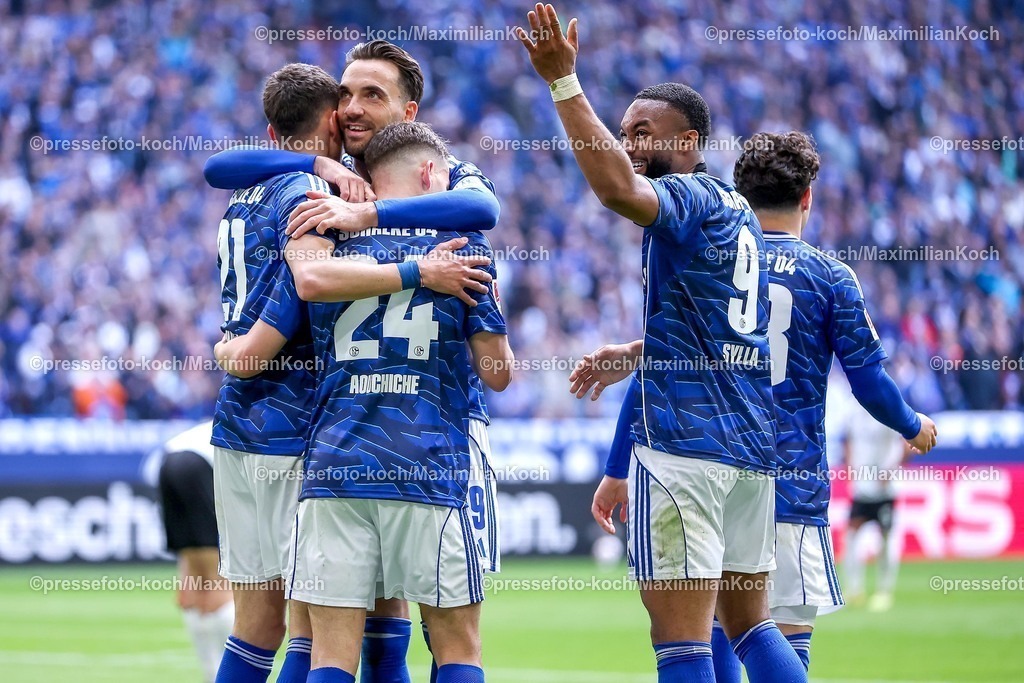 S0419042601045 | 19.04.2026, Fußball, FC Schalke 04 - SC Preußen Münster, 30. Spieltag, 2. Fußball Bundesliga, Veltins-Arena Gelsenkirchen, Saison 2025 2026: Torjubel nach dem Tor zum 3:0 durch Torschütze Adil Aouchiche&nbsp;(Schalke04 #24)  zusammen mit  Dejan Ljubicic&nbsp;(Schalke04 #21) Soufiane El-Faouzi&nbsp;(Schalke04 #23) Moussa Sylla&nbsp;(Schalke04 #09) Kenan Karaman&nbsp;&nbsp;(Schalke04 #19)  DFB regulations prohibit any use of photographs as image sequences and or quasi-video.