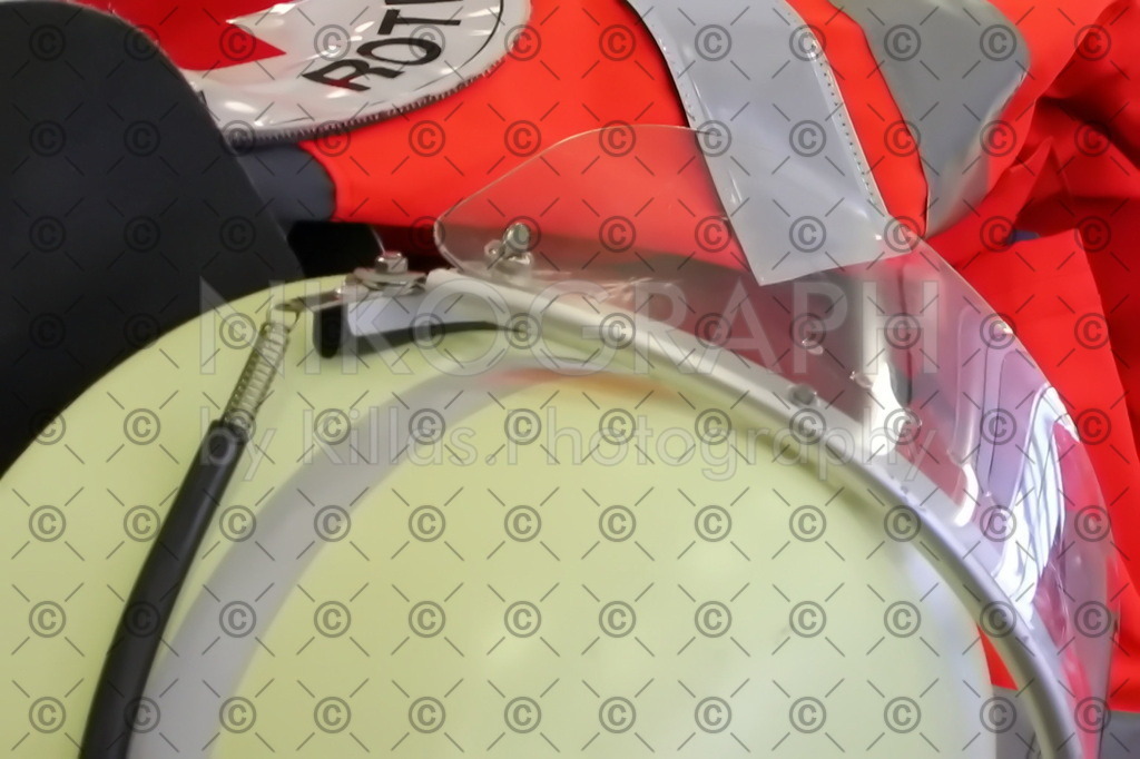 Einsatzkleidung | Bildausschnitt von einem Helm mit Einsatzjacke.