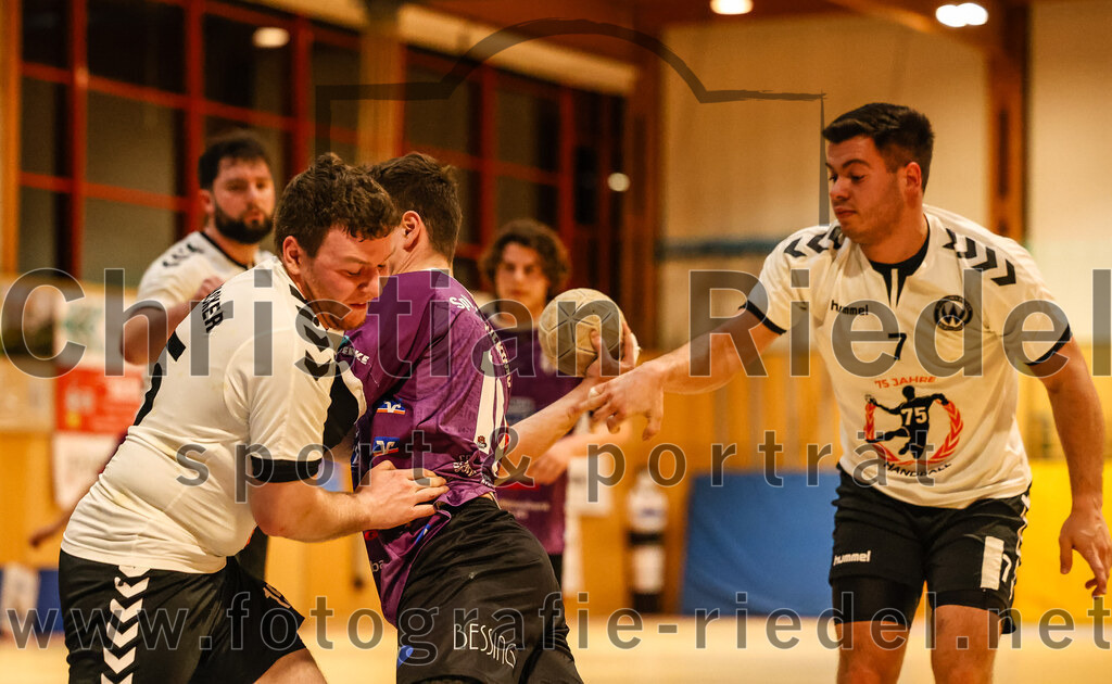 2024-03-09_070_SpVgg_Altenerding_gegen_SVW_Burghausen | Erding, Deutschland, 09.03.2024:
Handball, Bezirksoberliga Männer 2023 / 2024, 18. Spieltag, SpVgg Altenerding gegen SVW Burghausen, Endergebnis: 25:34

Ferdinand Strasser (SVW Burghausen, #15), Tim Steininger (SpVgg Altenerding, #10), Tony Ivankovic (SVW Burghausen, #7)

Foto: Christian Riedel / fotografie-riedel.net