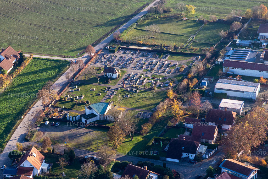 Luftbild: Friedhof in Neupotz im Bundesland Rheinland-Pfalz in Deutschland. Foto: IMG_123970.jpg vom 21.11.2020 durch Werner Riehm/FLY-FOTO.de