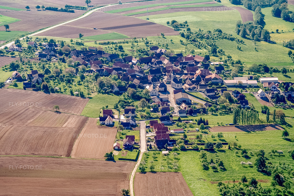 Luftbild: Ortsansicht von Nordwesten in Keffenach im Bundesland Bas-Rhin in Frankreich. – Foto: IMG_10808.jpg vom 12.05.2008 durch Werner Riehm/FLY-FOTO.de – Auflösung des Originals: 3456 x 2304 px