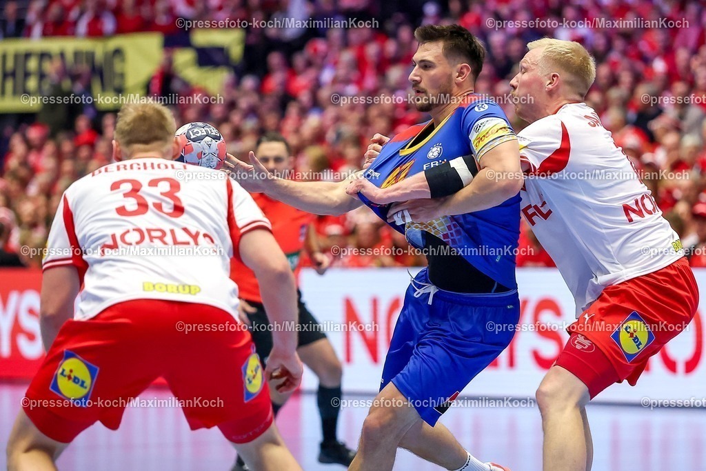EHF18012602006 | 18.01.2026, Handball, Men's EHF EURO 2026, Dänemark - Rumänien, Jyske Bank Boxen in Herning, Dänemark, Preliminary Round:  Iosif Andrei Buzle (Romania #47) im Zweikampf gegen   Magnus Saugstrup Jensen (Denmark #15) 
