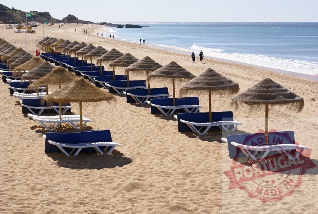 Empty beach chairs and straw umbrellas on sandy beach | Rows of vacant blue sunbeds with thatched umbrellas on a quiet beach - Realisiert mit Pictrs.com