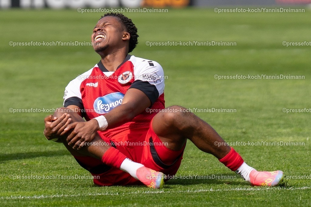 xydr05042501040 | 05.04.2025, xydrx, Fußball, Viktoria Köln - SpVgg Unterhaching , 3.Liga, Sportpark Höhenberg, Saison 2024 2025: Sidny Lopes Cabral (Viktoria Köln #5) hält sich mit Schmerzverzehrtem Gesicht das Knie DFB regulations prohibit any use of photographs as image sequences and or quasi-video.