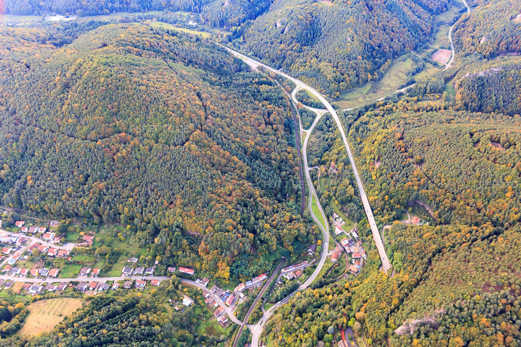 Luftbild: Verlauf der B10 vom Kostenfelstunnel zur Ausfahrt B48 in Rinnthal im Bundesland Rheinland-Pfalz in Deutschland. Foto: IMG_103809.jpg vom 01.10.2017 durch Werner Riehm/FLY-FOTO.de