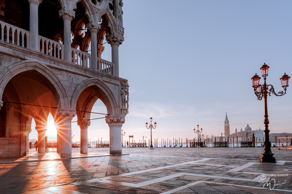 20220309-071355 ITALIEN-Venedig _005-1 Kopie | Herzlich willkommen auf meiner Seite! Ich bin Elke Wallnisch, Deine Fotografin für lichtstarke Momente. Der Name steht für alles, was mich mit der Fotografie verbindet: Das Licht und seine machtvolle Wirkung auf eine Situation oder unsere Stimmung - Realisiert mit Pictrs.com