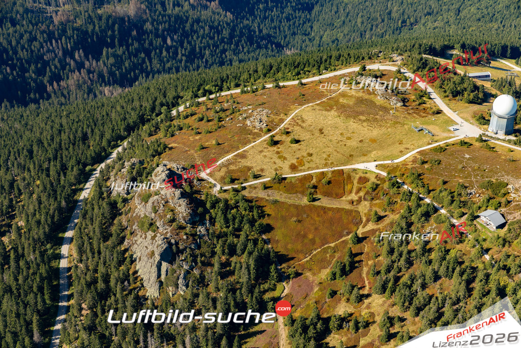 Die Luftaufnahme Grosser Arber - Bayerisch Eisenstein wurde 2021 mittels Flugzeug (keine Drohne) erstellt. Hohe Auflösung -für große Poster und Wandbilder geeignet!