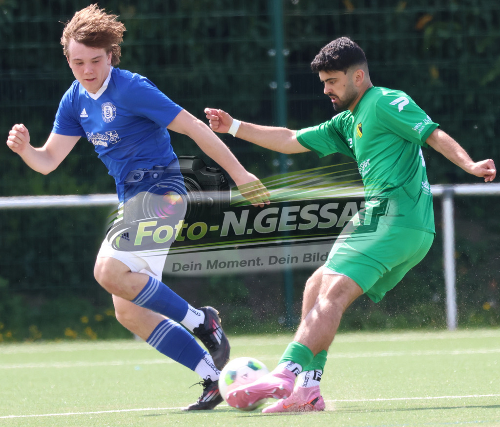 SC Enger - TuS Bruchmühlen | Auf dem Bild zu sehen: grün SC Enger: Juan Joel Akman ; blau TuS Bruchmühlen: Jan Hrdina SC Enger, TuS Bruchmühlen, Saison 25/26, Kreisliga A, Enger, Deutschland - Realisiert mit Pictrs.com