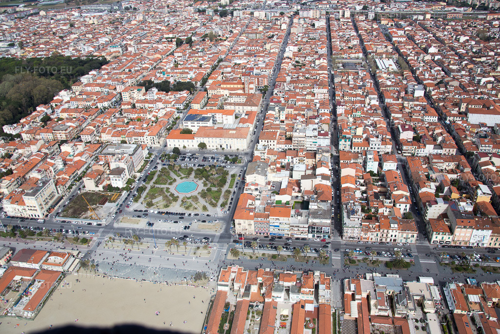 Vue aérienne: Vue de la ville à Viareggio dans le département Lucca, Italie. Photo: IMG_086902.jpg prise le 03/04/2016 par Werner Riehm/FLY-FOTO.eu – Résolution de l'original: 5472 x 3648 px