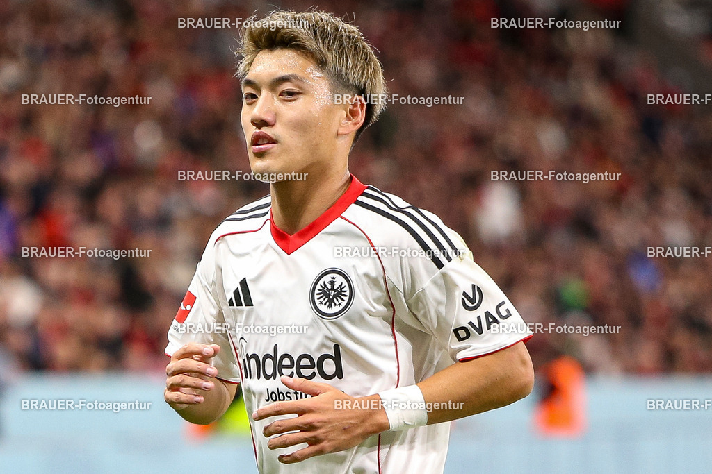 Bayer 04 Leverkusen vs Eintracht Frankfurt - Bundesliga  | Leverkusen, Deutschland, 12.09.25:   Ritsu Doan (Eintracht Frankfurt) schaut waehrend des Spiels der Bundesliga zwischen  Bayer 04 Leverkusen vs Eintracht Frankfurt in der BayArena(Foto von Brauer-Fotoagentur / Adrian Schlueter)