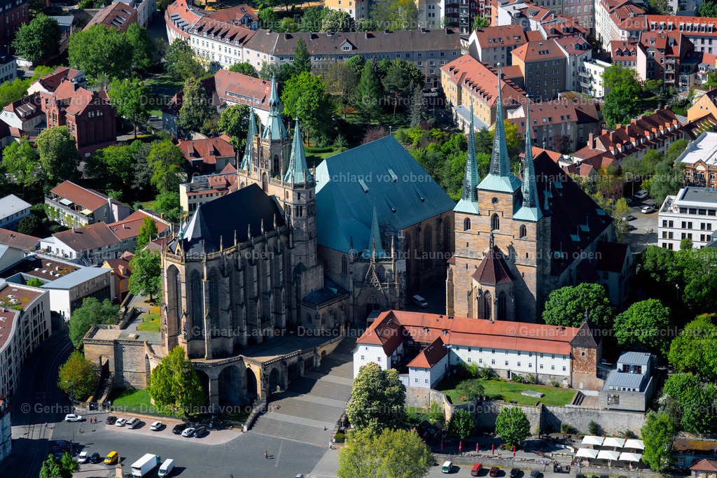 4026336 | ERFURT 07.05.2020 Kirchengebäude des Domes der Hohen Domkirche St. Marien und der Kirche St. Severi an den Domstufen in der Altstadt im Stadtzentrum von Erfurt im Bundesland Thüringen, Deutschland. Weiterführende Informationen bei: Kath. Pfarramt Dom St. Marien. // Church building of the cathedral of the high cathedral church St. Marien and the church St. Severi at the cathedral steps at the cathedral square in the old town in the city center of Erfurt in the state Thuringia, Germany. Further information at: Kath. Pfarramt Dom St. Marien. Foto: Gerhard Launer