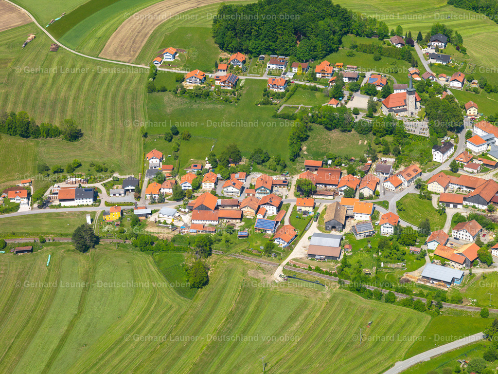 2724251 | KARLSBACH 19.05.2007 Landwirtschaftliche Nutzflächen und Feldgrenzen  umsäumen das Siedlungsgebiet des Dorfes in Karlsbach im Bundesland Bayern, Deutschland // Agricultural land and field boundaries surround the settlement area of the village  in Karlsbach in the state Bavaria, Germany Foto: Gerhard Launer