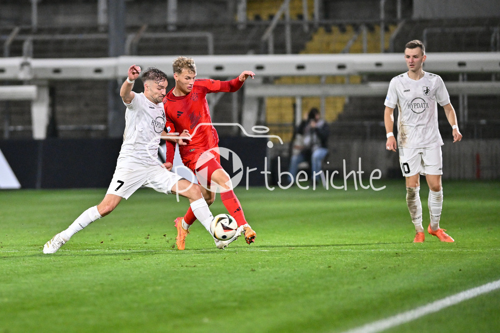 FC Bayern Amateure - TSV Schwaben Augsburg | im Duell Maximilian HEISS (TSV #7) und Kurt RUEGER (FC Bayern München II #8) / Zweikampf / Regionalliga Bayern: FC Bayern Muenchen II - TSV Schwaben Augsburg, Gruenwalder Stadion am am 25.10.2024