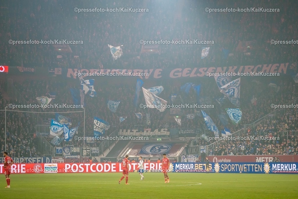 xKKUx05122501033 | 05.12.2025, xkkux, Fußball, Fortuna Düsseldorf - FC Schalke 04, 2. Fußball Bundesliga, Merkur Spiel-Arena, Saison 2025 2026: Schalkefans im Fästeblock Banner Nordkurve Gelsenkirchen  DFB regulations prohibit any use of photographs as image sequences and or quasi-video.