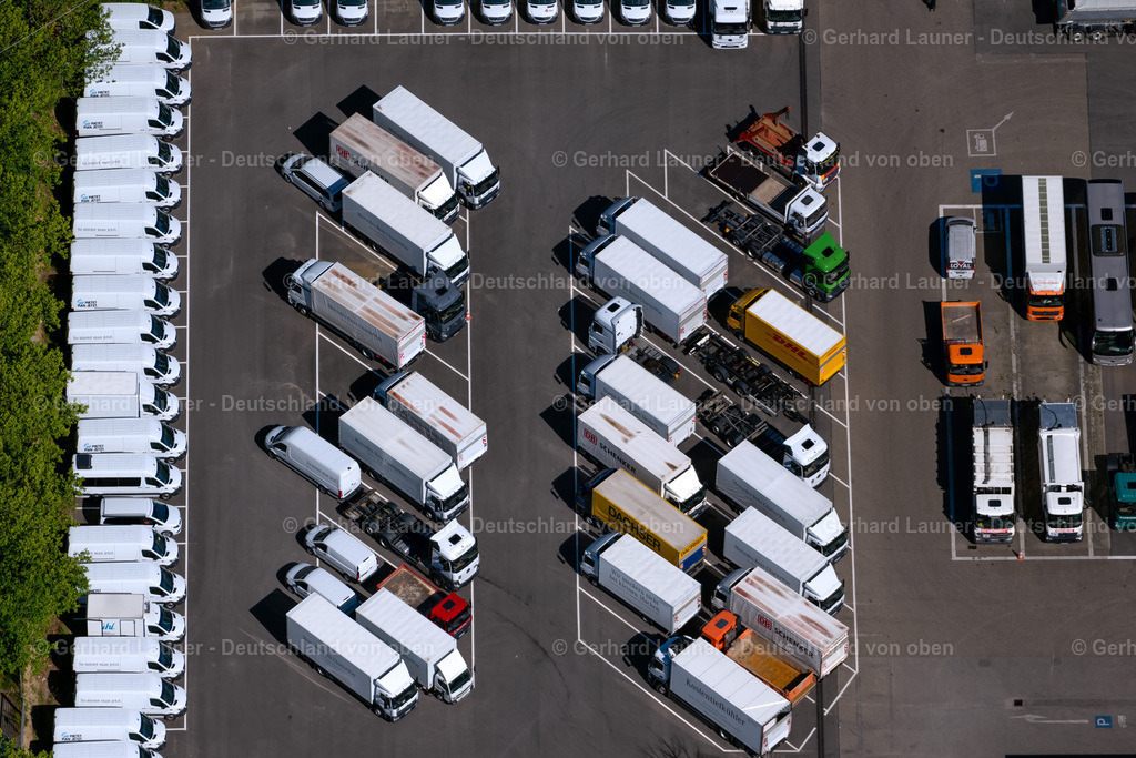 4033776 | FREIBURG IM BREISGAU 30.06.2020 Abstellflächen für Nutzfahrzeuge auf einen Parkplatz der Autohandels- Gebäude des Autohauses Mercedes-Benz Kestenholz GmbH in Freiburg im Breisgau im Bundesland Baden-Württemberg, Deutschland. Weiterführende Informationen bei: Mercedes-Benz Kestenholz GmbH. // Car dealership building Mercedes-Benz Kestenholz GmbH in Freiburg im Breisgau in the state Baden-Wuerttemberg, Germany. Further information at: Mercedes-Benz Kestenholz GmbH. Foto: Gerhard Launer