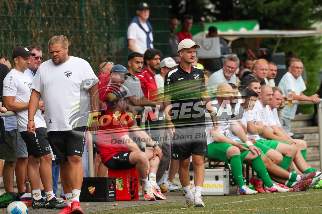 Bünder SV - TV Elverdissen | Auf dem Bild zu sehen: grün TV Elverdissen v.l.: Christoph Kampe, Marius Tönsmann Bünder SV, TV Elverdissen, Saison 26/27, Kreisliga A, Bünde, Deutschland - Realisiert mit Pictrs.com