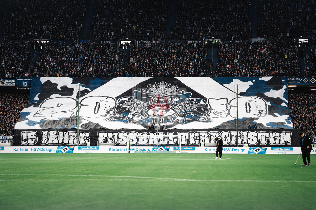 Fußball | Männer | Saison 2025/2026 | 1. Fußball-Bundesliga | 8. Spieltag | Hamburger SV vs. VfL Wolfsburg | 25.10.2025 | Eine Choreographie der Nordtribüne 15 Jahre Fussball Terroristen