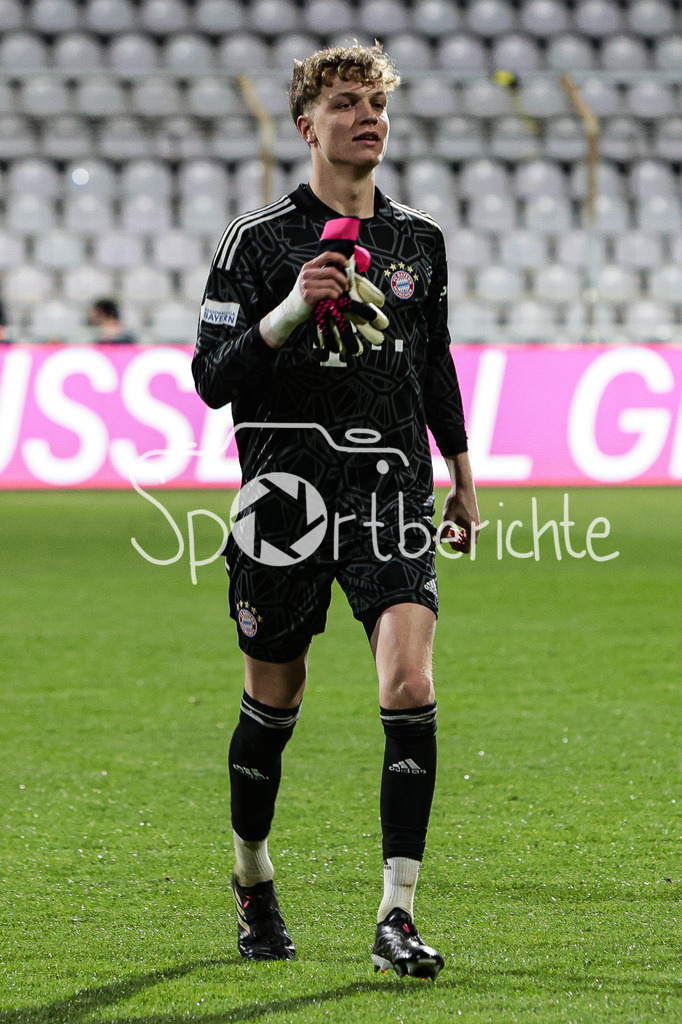 FC Bayern Amateure - FC Augsburg II | Keeper Johannes SCHENK(FCB #18) freut sich nach der Partie / Einzelfoto / Freisteller