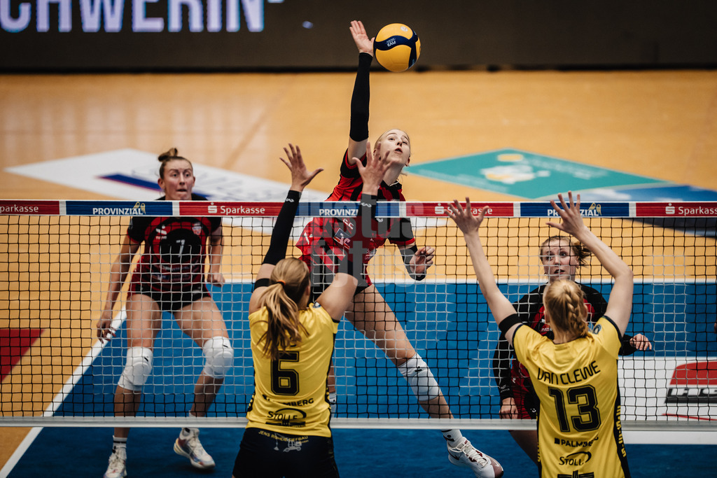 Volleyball | Frauen | Saison 2025/2026 | Volleyball Bundesliga | SSC Palmberg Schwerin vs. ETV Hamburger Volksbank Volleys | 18.10.2025 | Anna Hartig (#5, ETV Hamburger Volksbank Volleys) beim Angriff