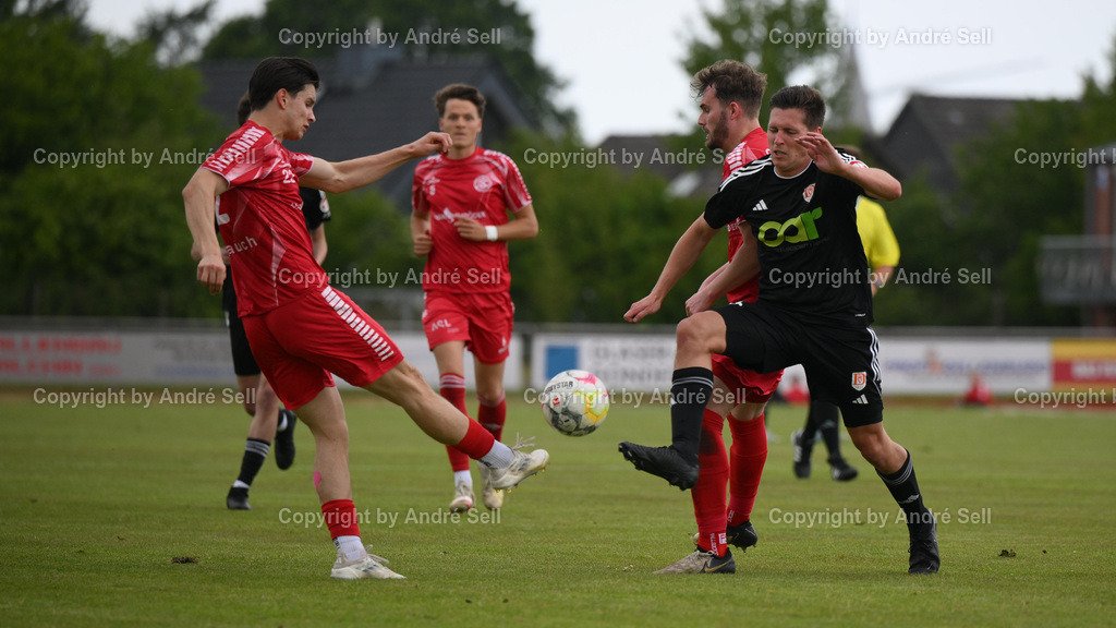 Gettorfer SC vs MTV Dänischenhagen | Nikolai Weihrauch (Gettorf #22) &amp; Hannes Schmidt (Gettorf #10) / Tim Ladewig (Dänischenhagen #3) / Fußball-Verbandsliga Ost Männer 2024/2025 / Gettorfer SC vs MTV Dänischenhagen / Sportpark 1 / Gettorf / 24.05.25 - Realisiert mit Pictrs.com