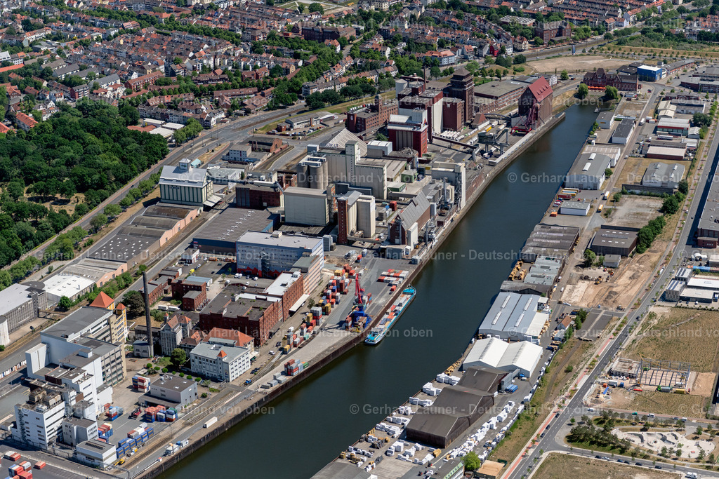 4029414 | BREMEN 01.06.2020 Industrie- und Gewerbegebiet am Hafenbecken der Weser im Ortsteil Überseestadt in Bremen, Deutschland. // Industrial and commercial area on Hafenbecken of Weser in the district Ueberseestadt in Bremen, Germany. Foto: Gerhard Launer