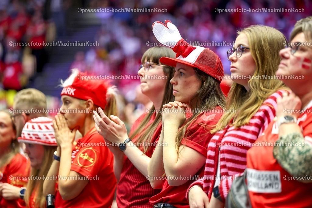 EHF22012603218 | 22.01.2026, Handball, Men's EHF EURO 2026, Frankreich - Dänemark, Jyske Bank Boxen in Herning, Dänemark, Main Round: Die Dänischen Fans blicken gebannt auf das Spiel 