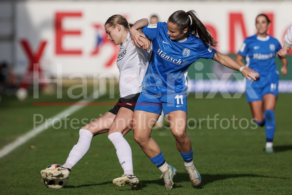 Fussball, 2. Frauen-Bundesliga, SV Meppen - FSV Gütersloh 2009 | v.li.: Merle Hokamp (FSV Gütersloh 2009, 13) und Sarah Preuß (Preuss, SV Meppen, 11) im Zweikampf, Duell, Dynamik, Aktion, Action, Spielszene, DIE DFB-RICHTLINIEN UNTERSAGEN JEGLICHE NUTZUNG VON FOTOS ALS SEQUENZBILDER UND/ODER VIDEOÄHNLICHE FOTOSTRECKEN. DFB REGULATIONS PROHIBIT ANY USE OF PHOTOGRAPHS AS IMAGE SEQUENCES AND/OR QUASI-VIDEO.