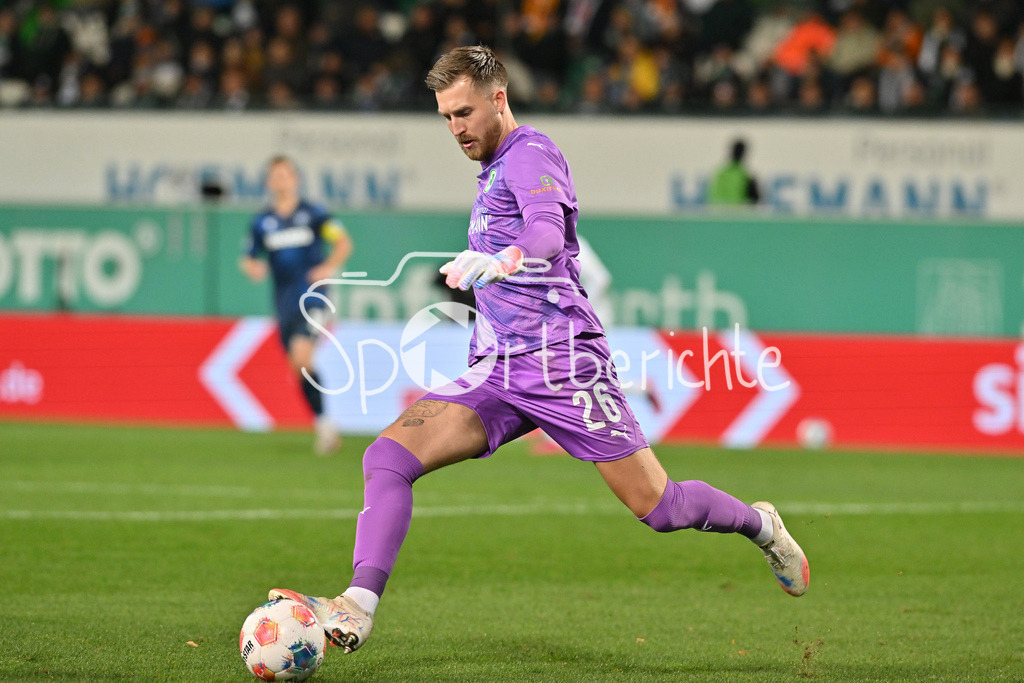 SpVgg Greuther Fürth - Karlsruher SC | FUERTH, GERMANY - OCTOBER 24: with ball Pelle BOEVINK (Spvgg Greuther Fuerth 26) during the 2. bundesliga match between SpVgg Greuther Fuerth vs. Karlsruher SC on matchday 10 at Sportpark Ronhof Thomas Sommer on October 24, 2025 in Fuerth, Germany / DFL REGULATIONS PROHIBIT ANY USE OF PHOTOGRAPHS AS IMAGE SEQUENCES AND/OR QUASI-VIDEO