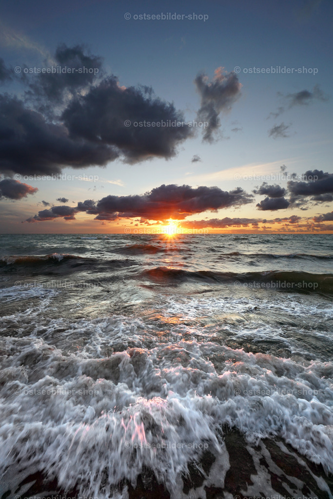 Ostseewellen im Abendsonnenschein | Wellen reflektieren das Abendlicht, während die Sonne gleich am Horizont im Meer versinkt.