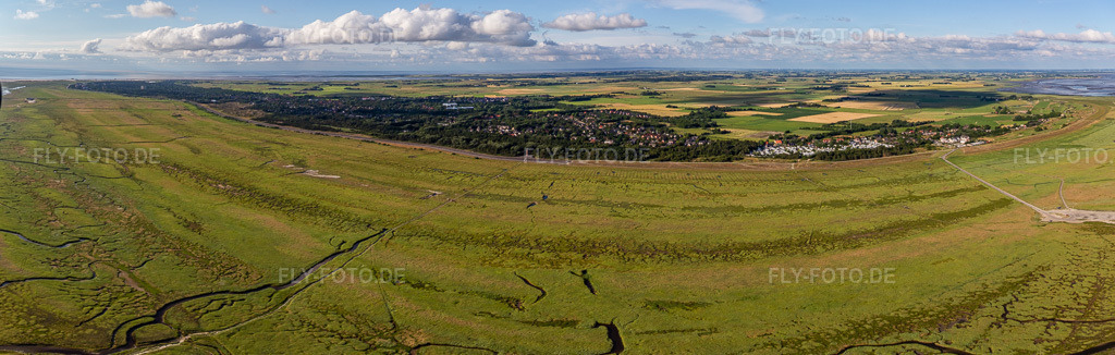 Luftbild: Panorama einer Wiesen- und Feld Landschaft in der Auen- Niederung an der Nordseeküste im Ortsteil Olsdorf in Sankt Peter-Ording im Bundesland Schleswig-Holstein in Deutschland. Foto: IMG_0007203.jpg vom 10.07.2021 durch Werner Riehm/FLY-FOTO.de