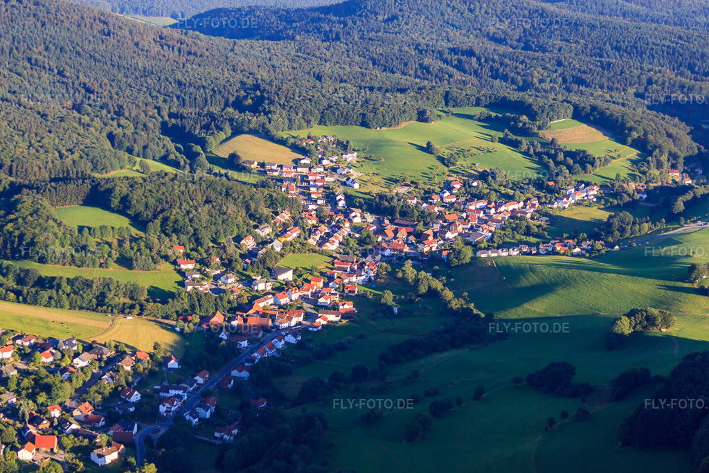 Luftbild: Ortsansicht im Odenwald von Norden im Ortsteil Unter-Abtsteinach in Abtsteinach im Bundesland Hessen in Deutschland. Foto: IMG_51984.jpg vom 18.08.2012 durch Werner Riehm/FLY-FOTO.de