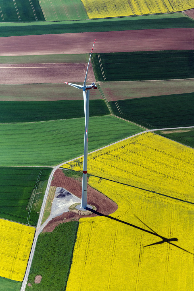 dr__dsc9307.jpg | ARNSTEIN 08.05.2018 Windenergieanlagen ( WEA ) - Windrad- auf einem Feld in Arnstein im Bundesland Bayern, Deutschland. // Wind turbine windmills on a field in Arnstein in the state Bavaria, Germany. Foto: Daniel Reiter
