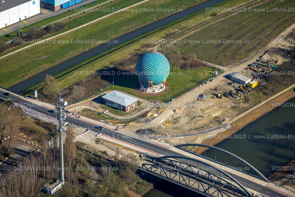 Gelsenkirchen240300421 | Luftbild, Der Ball, Kugelgasbehälter Entwurf des Gelsenkirchener Allround- Künstlers Rolf Glasmeier. auf der Emscherinsel Adenauerallee, Bismarck, Gelsenkirchen, Ruhrgebiet, Nordrhein-Westfalen, Deutschland
