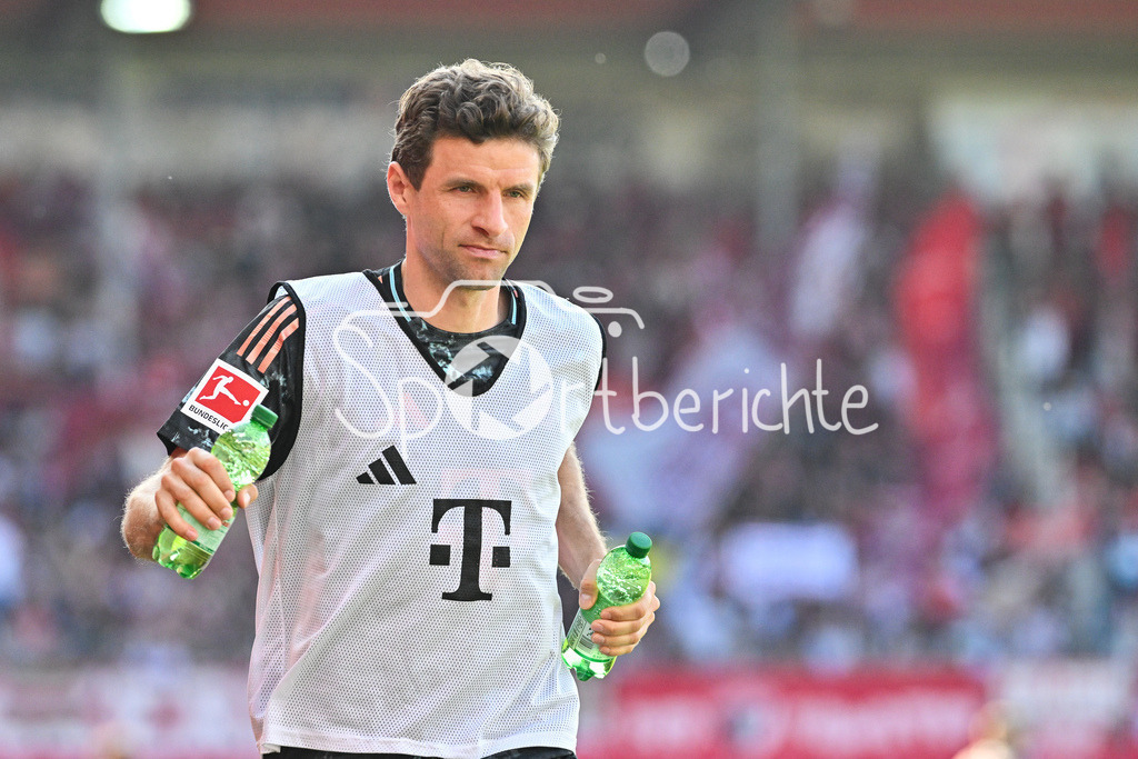 1. FC Heidenheim - FC Bayern München | im Bild Thomas MUELLER (FC Bayern Muenchen 25) auf dem Weg zum warmmachen / Bundesliga: 1. FC Heidenheim - FC Bayern Muenchen, Voith Arena am 19.04.2025 / Einzelfoto / Freisteller