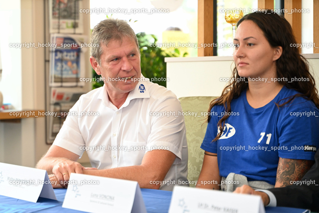 Pressekonferenz Ferlach Damen Handball | Obmann SC Ferlach Perkounig Walter, Voncina Luna Spielerin SC Ferlach Damen, Pressekonferenz Ferlach Damen Handball, PK SC Ferlach Damen Europa Cup  am 15.09.2023 in Ferlach (Cafe Peterlin), Austria, (Photo by Bernd Stefan)