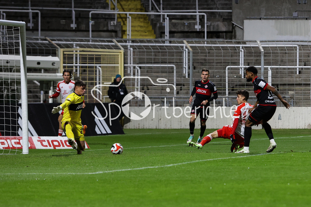 FC Bayern Amateure - FC Wuerzburger Kickers | Younes AITAMER (FCB #17) scheitert in dieser Szene am Keeper der Gaeste  Vincent FRIEDSAM (FWK #27)