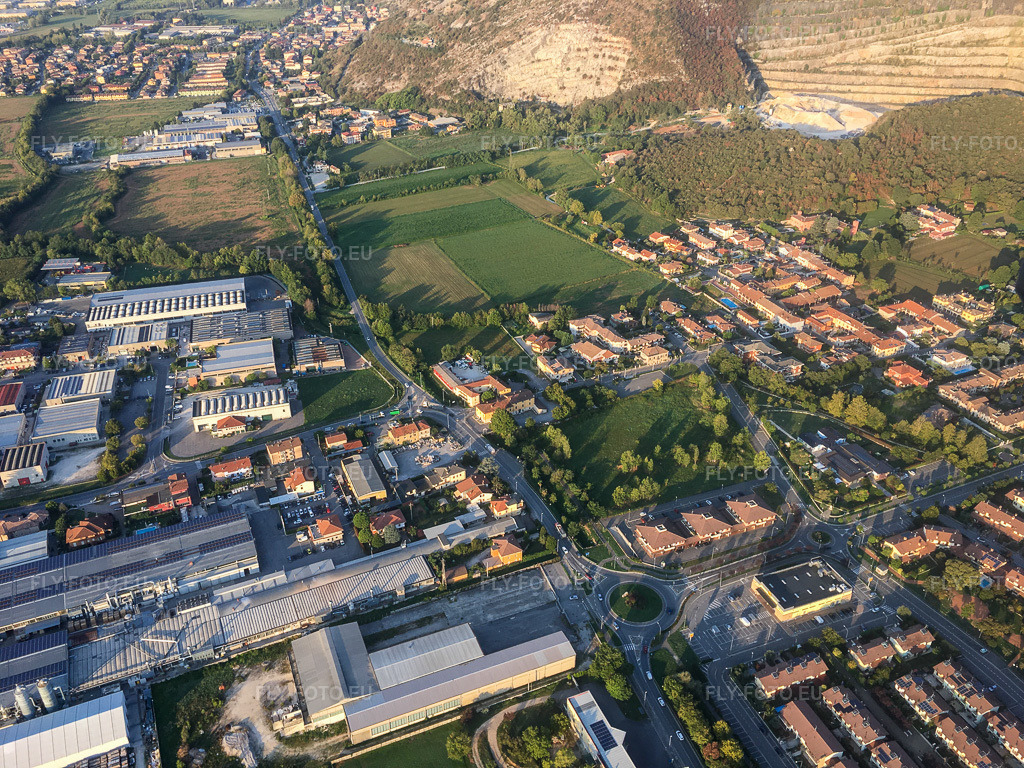 Vue aérienne: Vue de la ville à Nuvolera dans le département Brescia, Italie. Photo: IMG-135028.jpg prise le 23/09/2022 par Werner Riehm/FLY-FOTO.eu – Résolution de l'original: 4032 x 3024 px